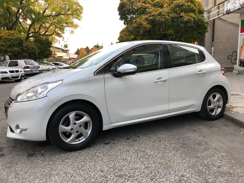 Peugeot 208 1.2 PureTech * ALLURE* бяла перла, снимка 5 - Автомобили и джипове - 52336705