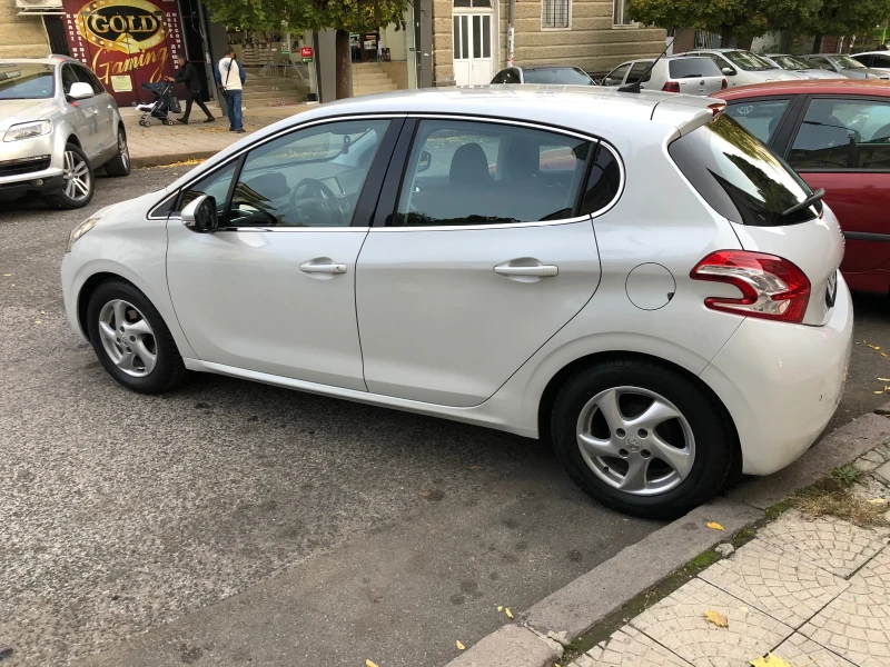 Peugeot 208 1.2 PureTech * ALLURE* бяла перла, снимка 6 - Автомобили и джипове - 52336705