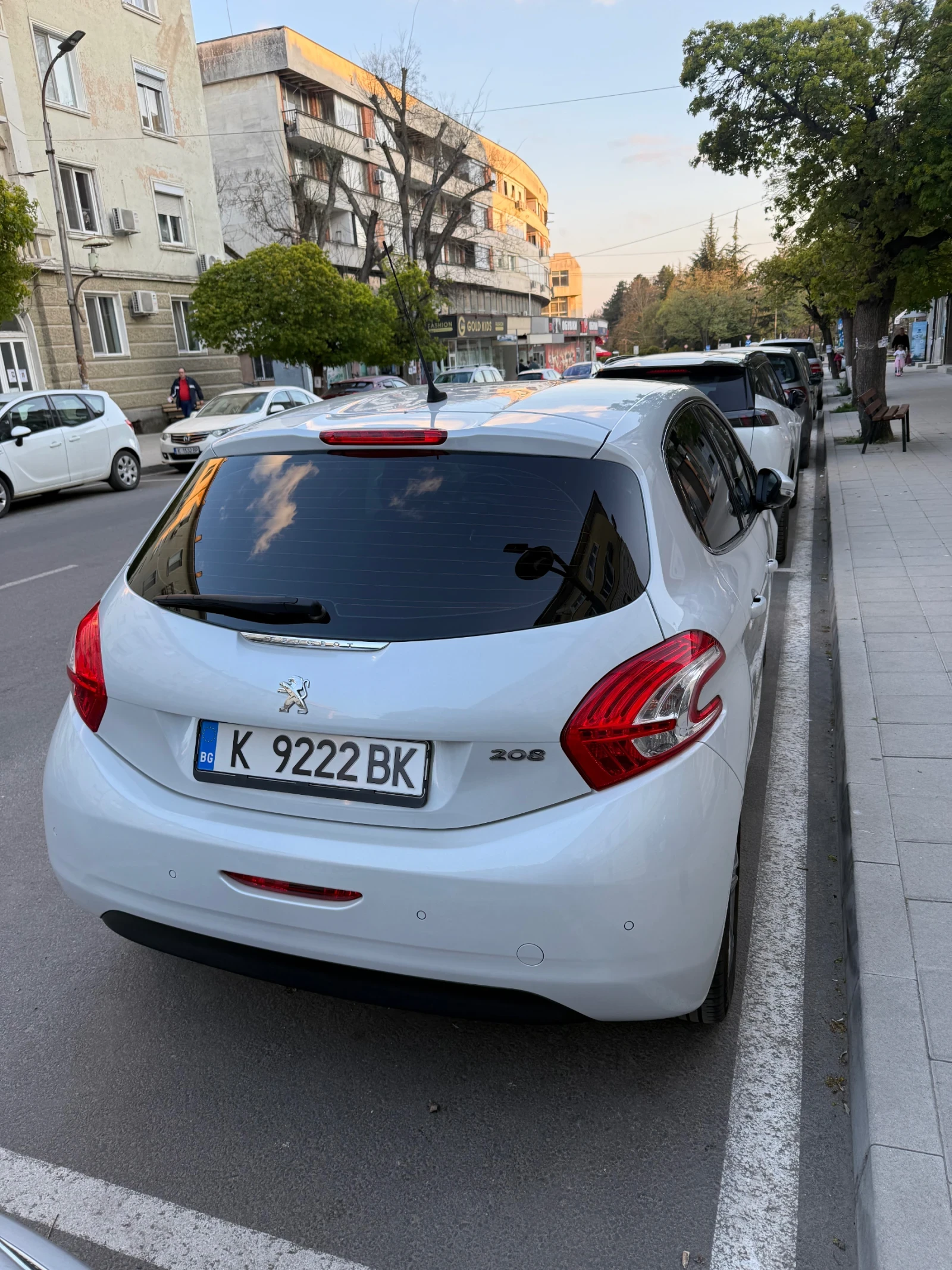 Peugeot 208 1.2  * ALLURE* бяла перла* Климатроник* , снимка 16 - Автомобили и джипове - 54161760