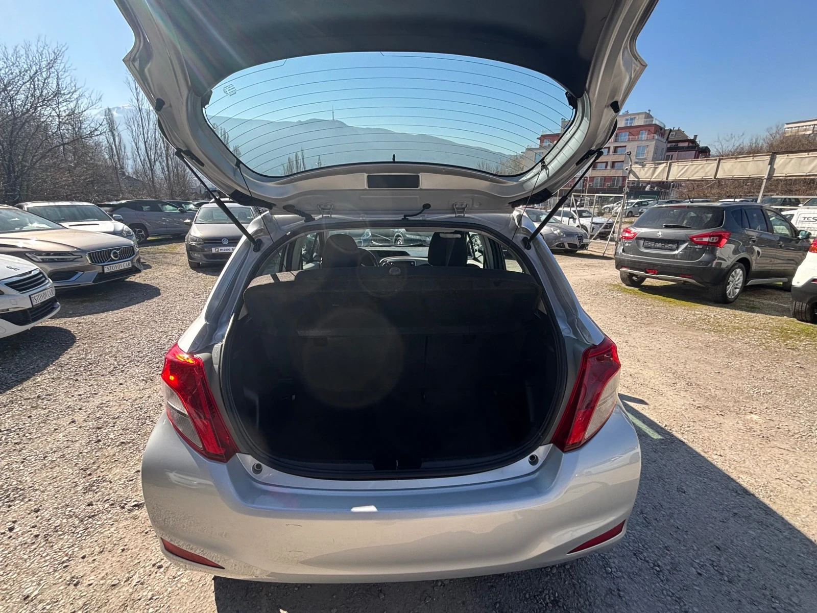 Toyota Yaris 1.3 VVT-I, снимка 7 - Автомобили и джипове - 53793726