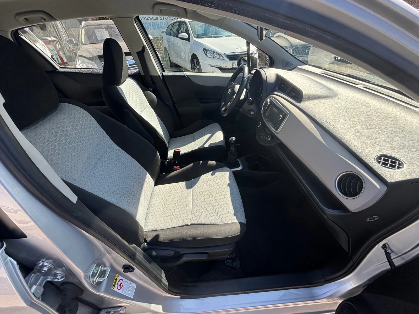 Toyota Yaris 1.3 VVT-I, снимка 9 - Автомобили и джипове - 53793726