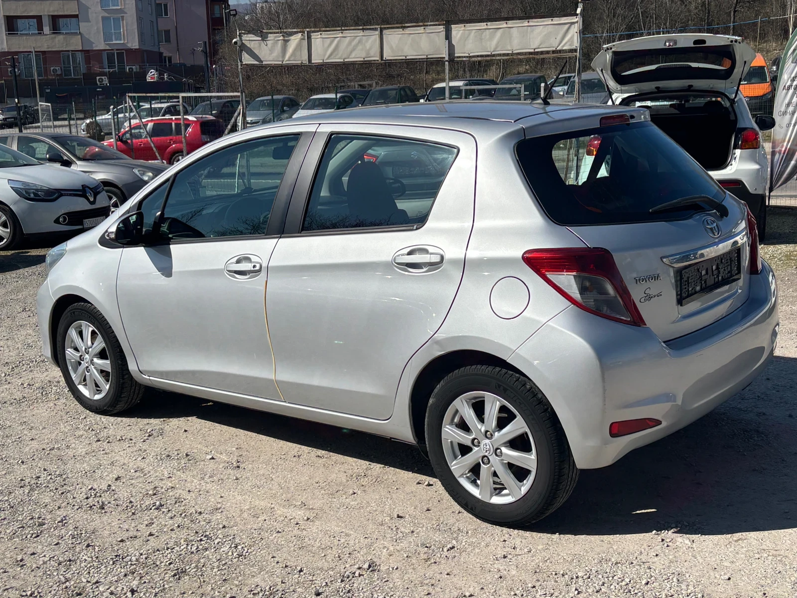 Toyota Yaris 1.3 VVT-I, снимка 4 - Автомобили и джипове - 53793726