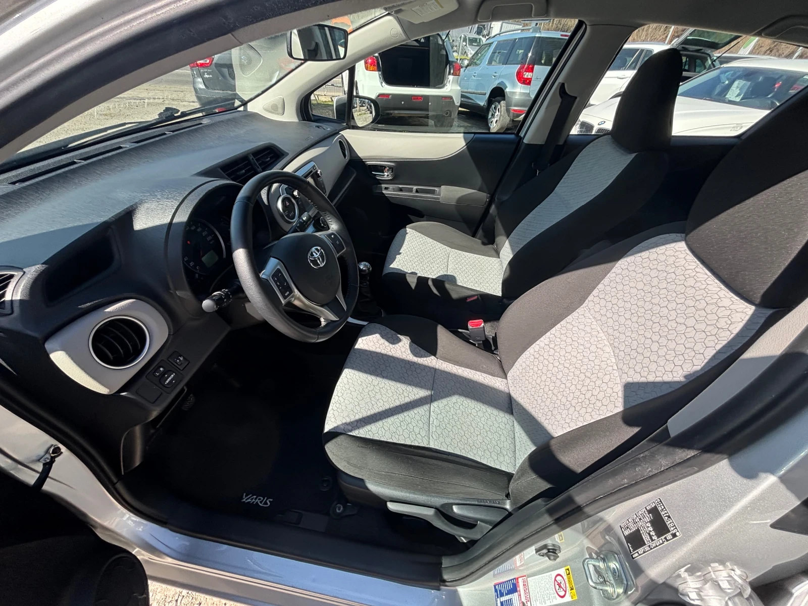 Toyota Yaris 1.3 VVT-I, снимка 12 - Автомобили и джипове - 53793726