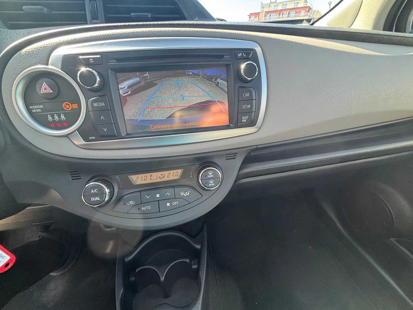 Toyota Yaris 1.3 VVT-I, снимка 13 - Автомобили и джипове - 53793726