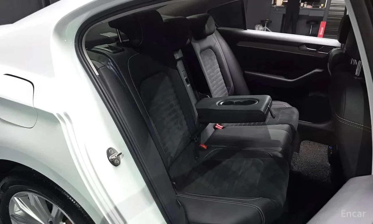 VW Passat * 2.0 TDI Premium * , снимка 12 - Автомобили и джипове - 56199285