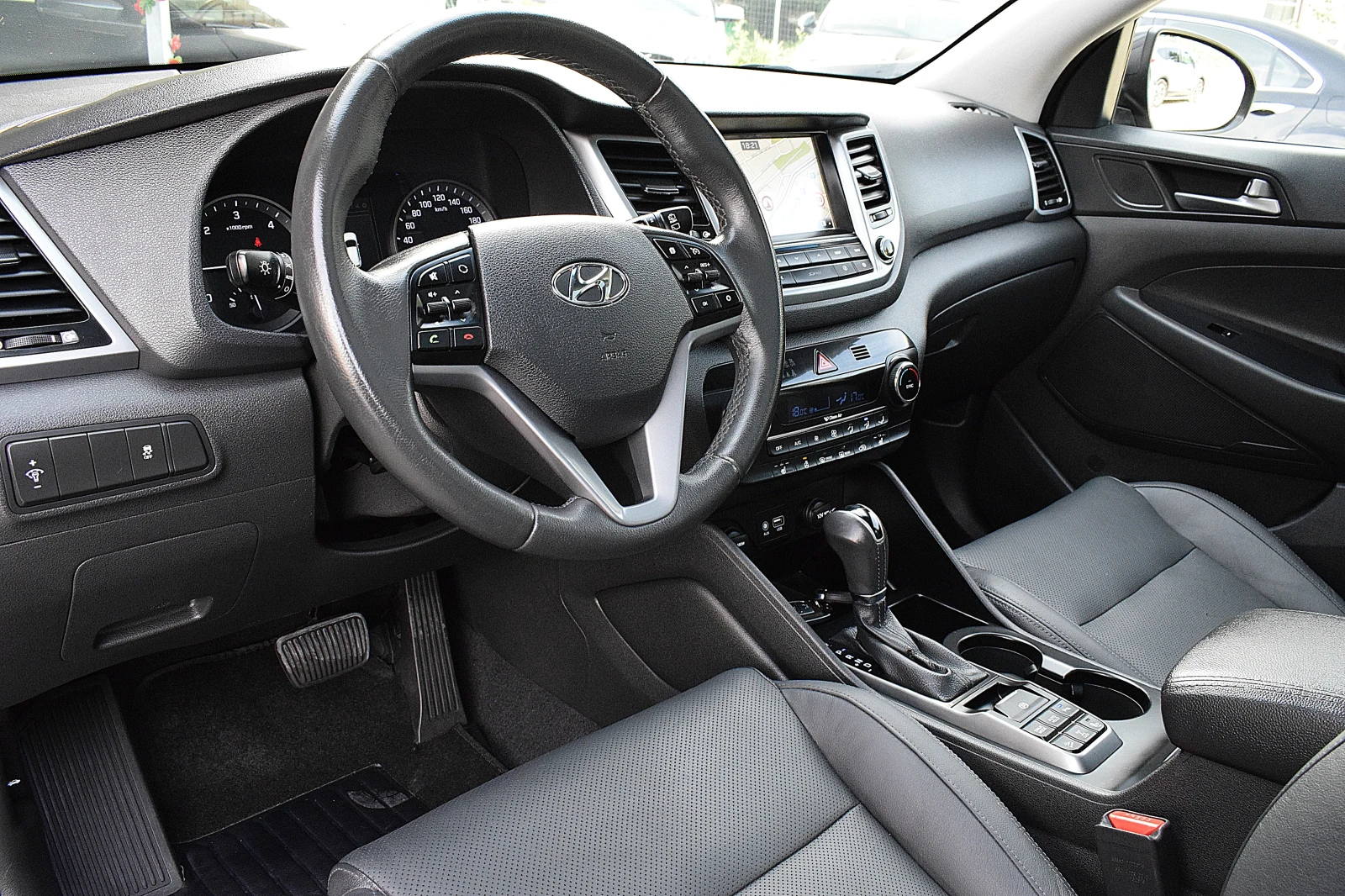 Hyundai Tucson 2.0ШВЕЙЦАРИЯ/VERTEX/4x4/АВТОМАТИК/КАМЕРА, снимка 8 - Автомобили и джипове - 54611536