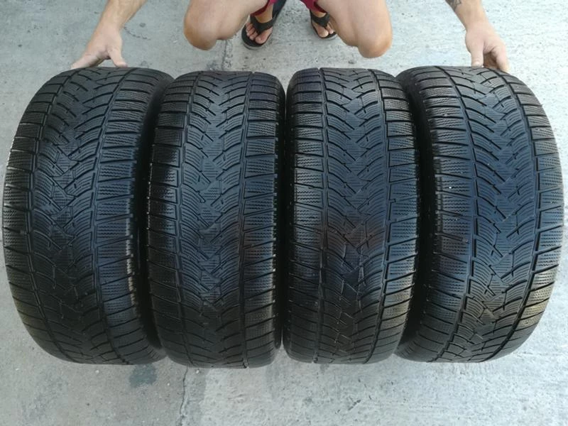 Гуми Зимни 235/55R17, снимка 1 - Гуми и джанти - 30020752