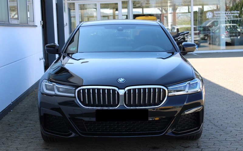 BMW 530 e xDrive = M-Sport= Shadow Line Гаранция, снимка 1 - Автомобили и джипове - 46432812