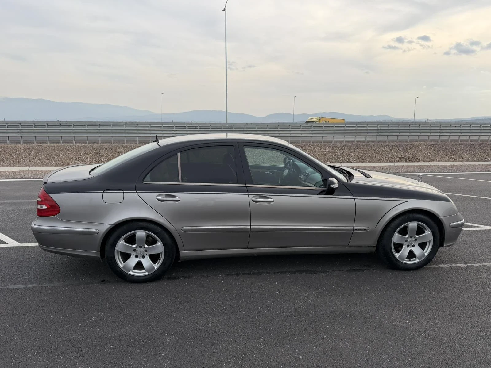 Mercedes-Benz E 220, снимка 3 - Автомобили и джипове - 53875135