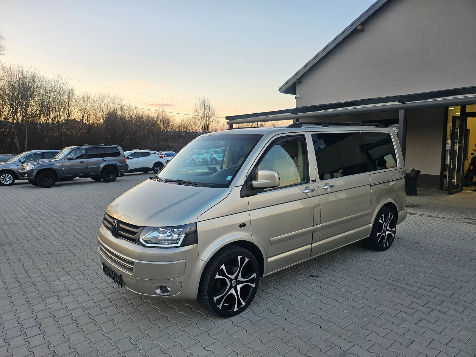 VW Multivan 2.5TDI, Full Led, Камера, Подгрев, Печка!, снимка 17 - Автомобили и джипове - 53971538
