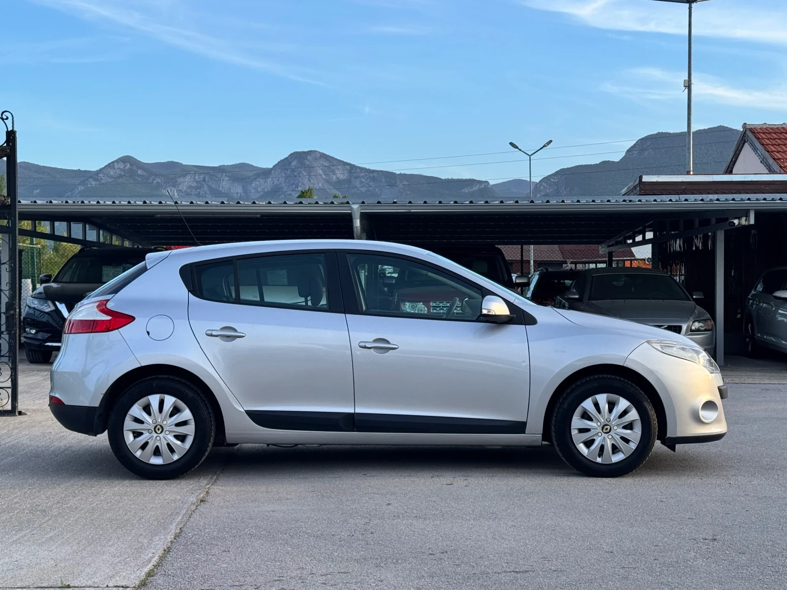 Renault Megane 1.6i , снимка 4 - Автомобили и джипове - 54335744