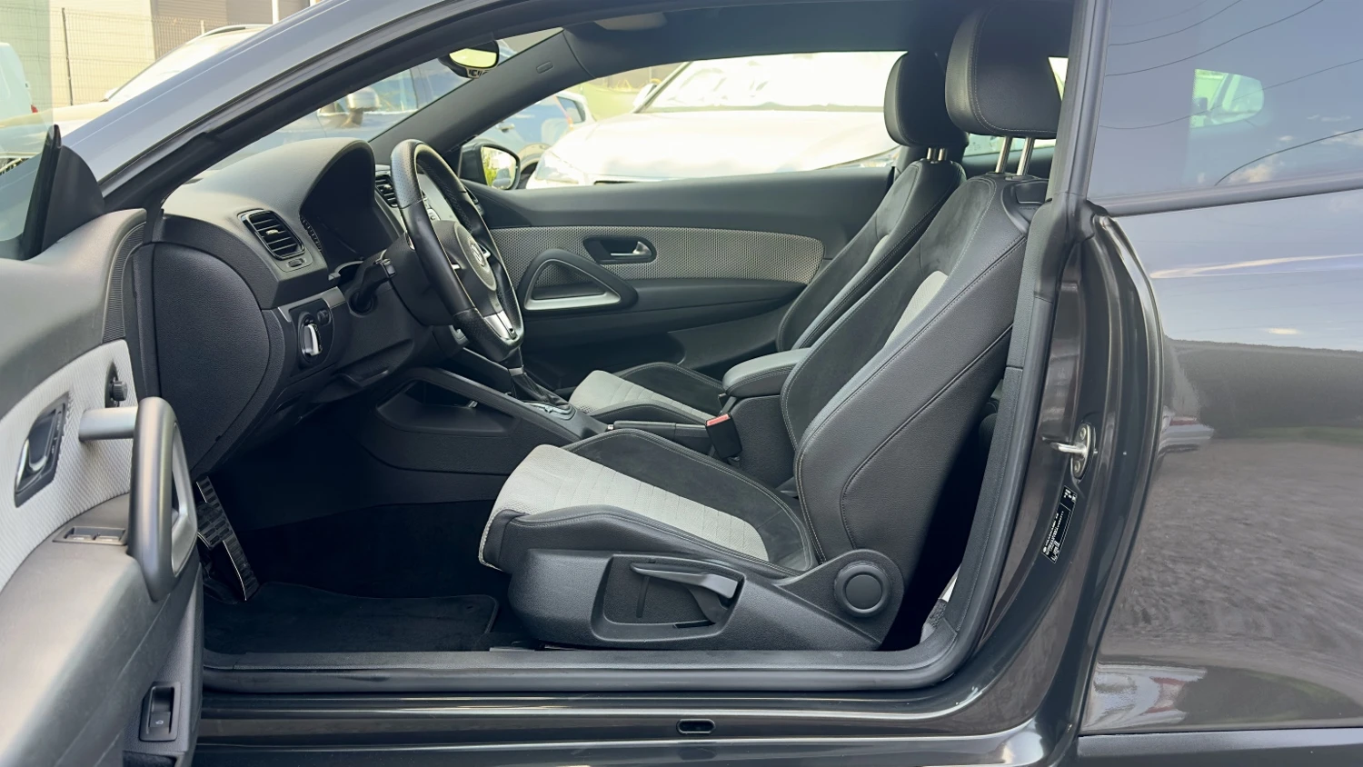 VW Scirocco 2.0TDi Autom.Navi Подгрев Xenon, снимка 5 - Автомобили и джипове - 54852670