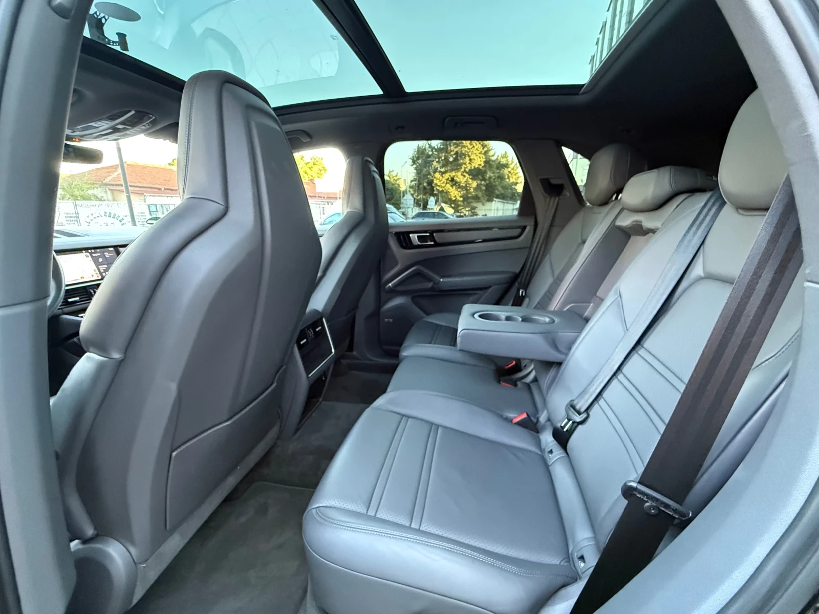 Porsche Cayenne 3.0 V6 E-Hybrid, снимка 16 - Автомобили и джипове - 54205176