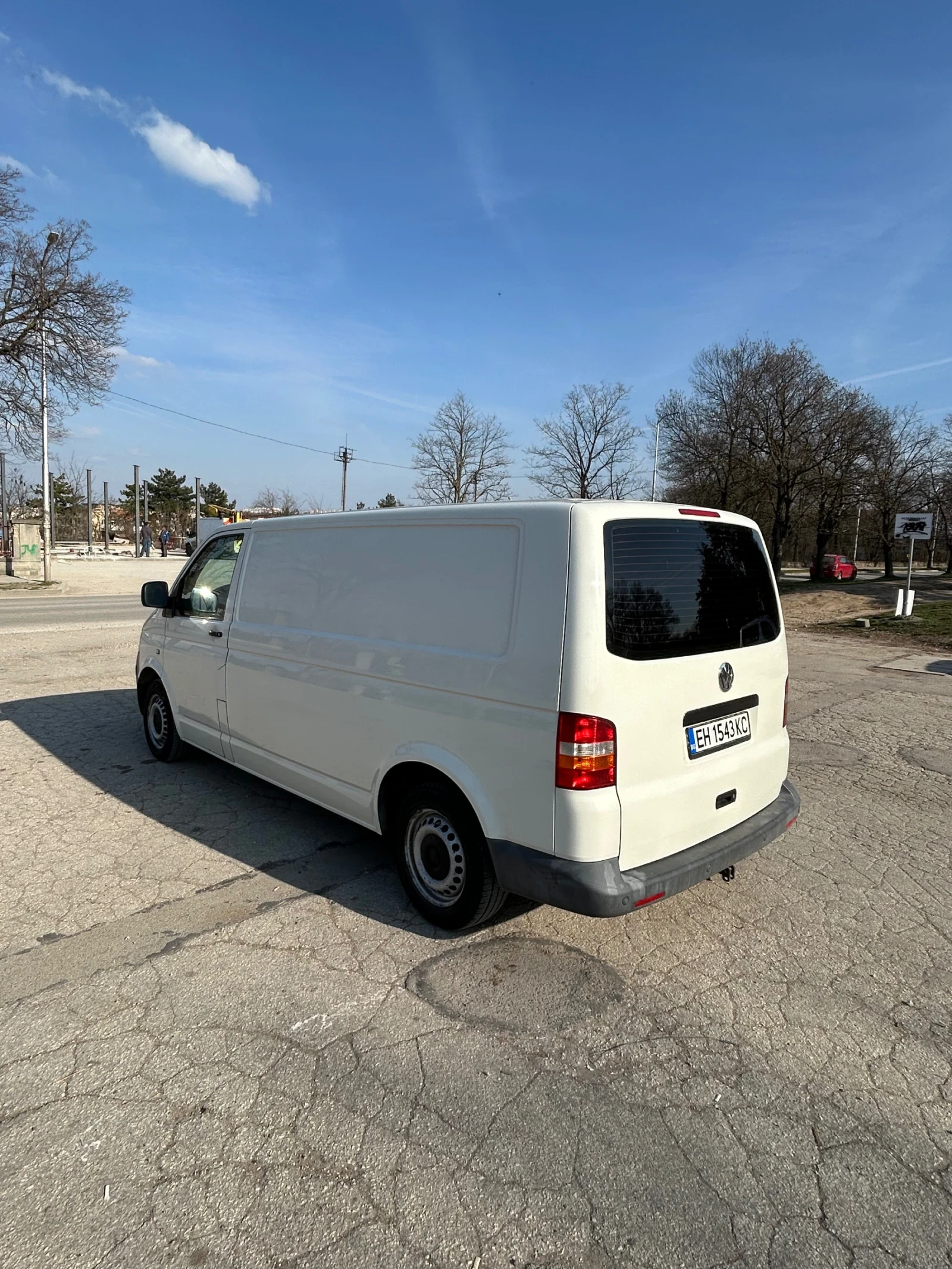 VW Transporter 1.9 TDI 105 к.с Дълга база, снимка 4 - Бусове и автобуси - 53950501