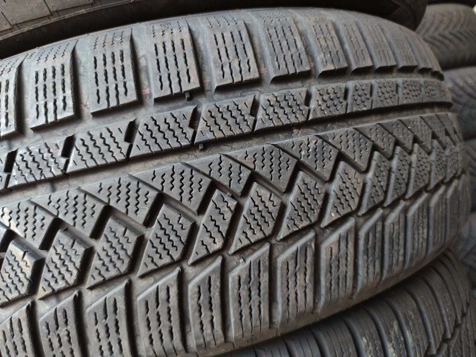 Гуми Зимни 225/60R18, снимка 2 - Гуми и джанти - 56664373