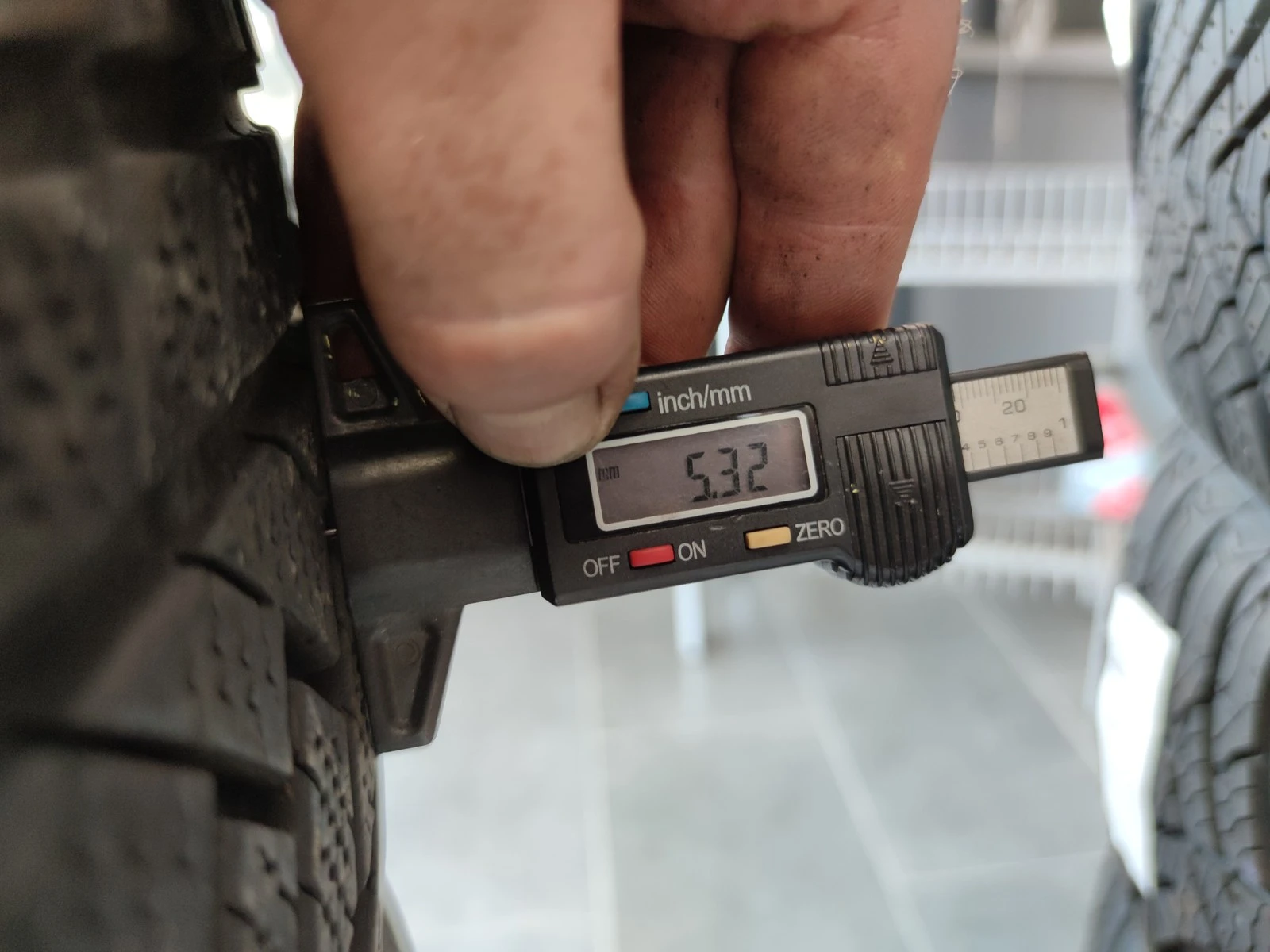 Гуми Зимни 225/60R18, снимка 4 - Гуми и джанти - 56664373