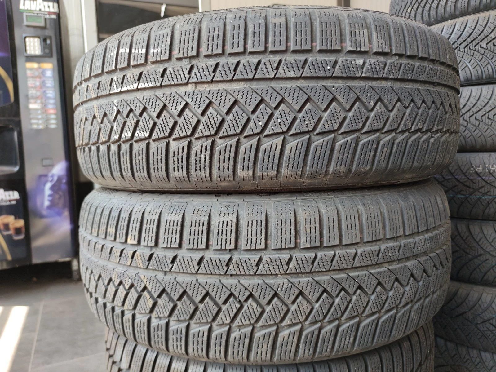 Гуми Зимни 225/60R18, снимка 3 - Гуми и джанти - 56664373