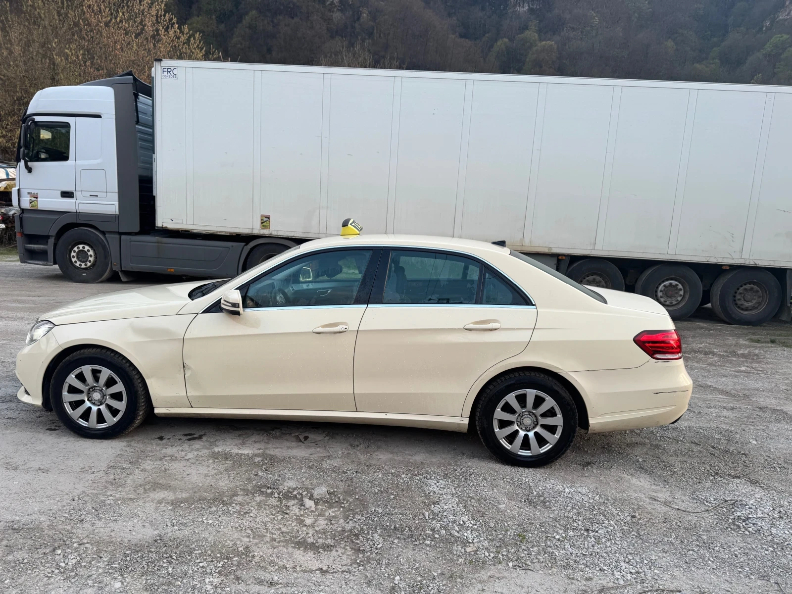 Mercedes-Benz E 200  7G -Tronic, снимка 5 - Автомобили и джипове - 54168592