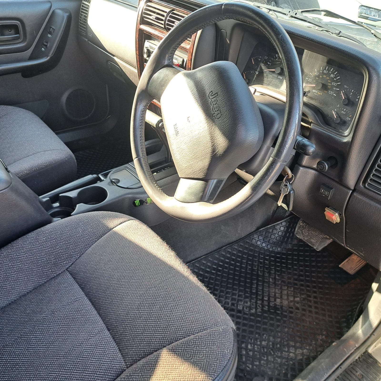 Jeep Cherokee, снимка 12 - Автомобили и джипове - 54270882