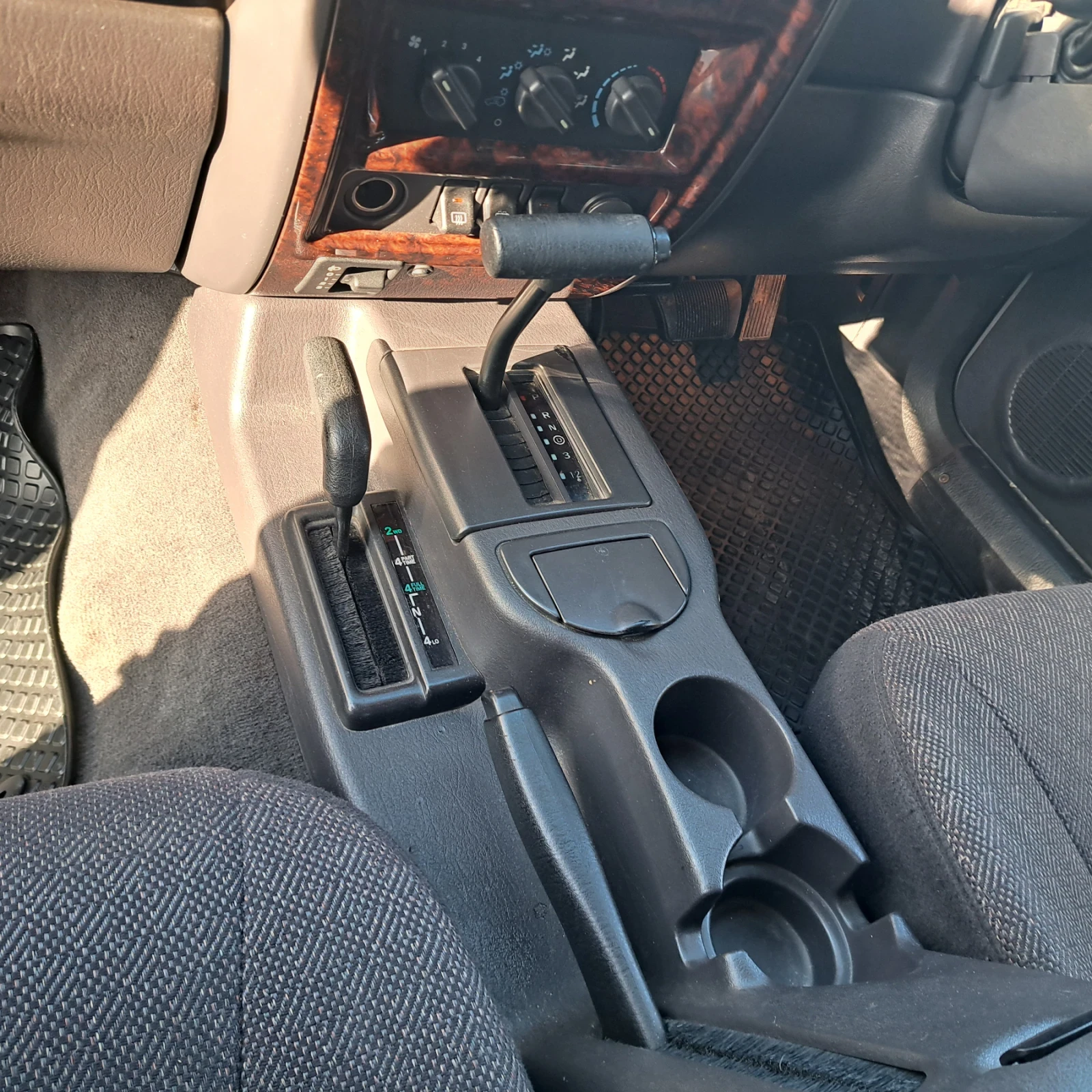 Jeep Cherokee, снимка 8 - Автомобили и джипове - 54270882