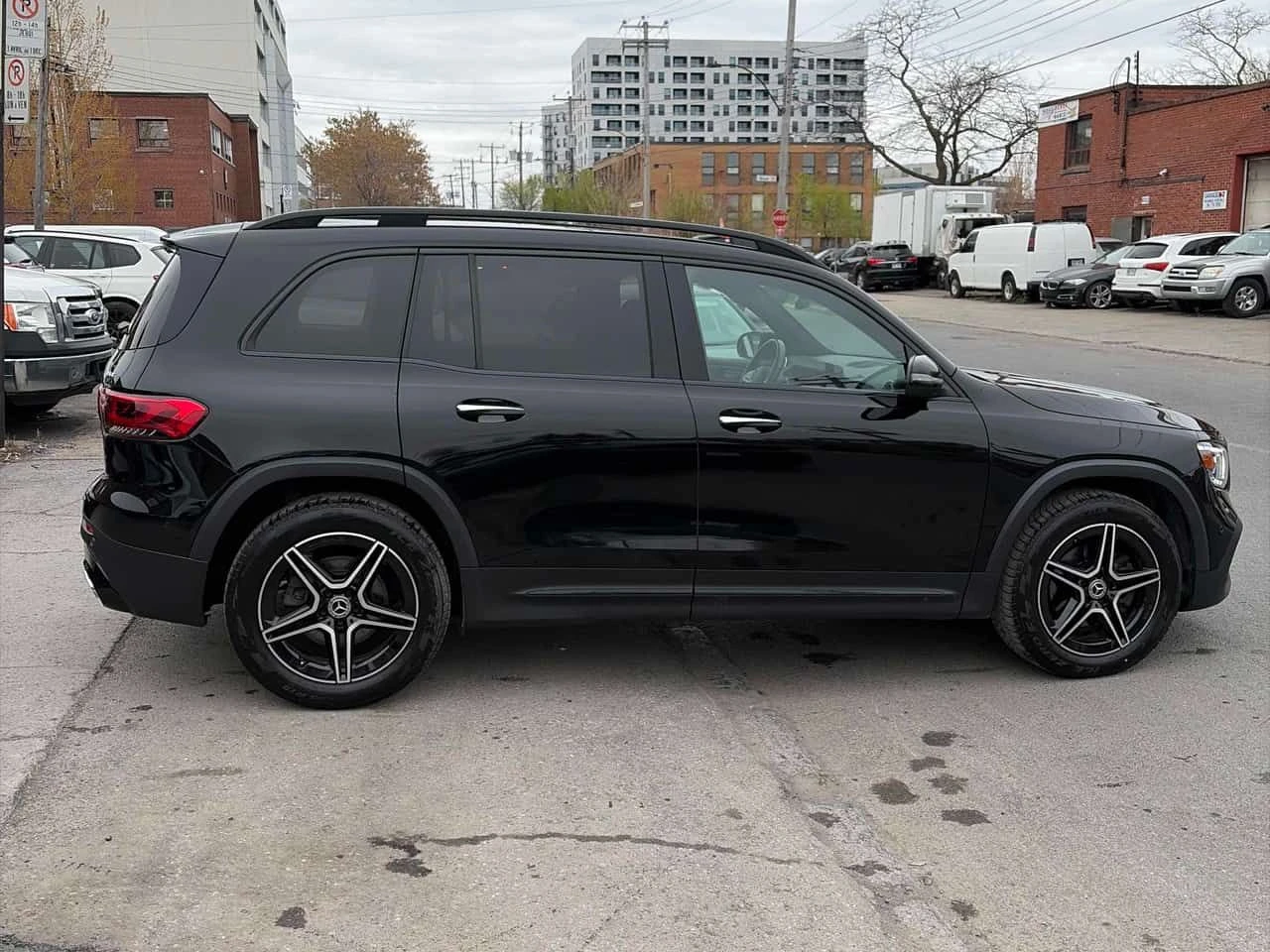 Mercedes-Benz GLB 250 * 360 * ПОДГРЕВИ * КАМЕРА * NAVI, снимка 3 - Автомобили и джипове - 54561724