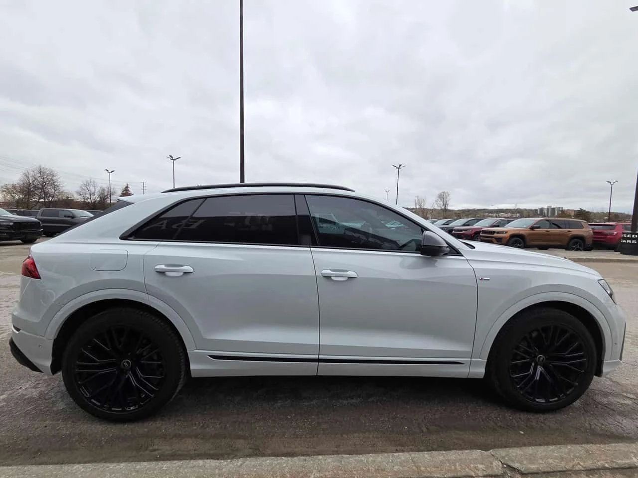 Audi Q8  Technik /360/DISTRONIC/HUD/B&O/ОБДУХВАНЕ , снимка 3 - Автомобили и джипове - 54562744
