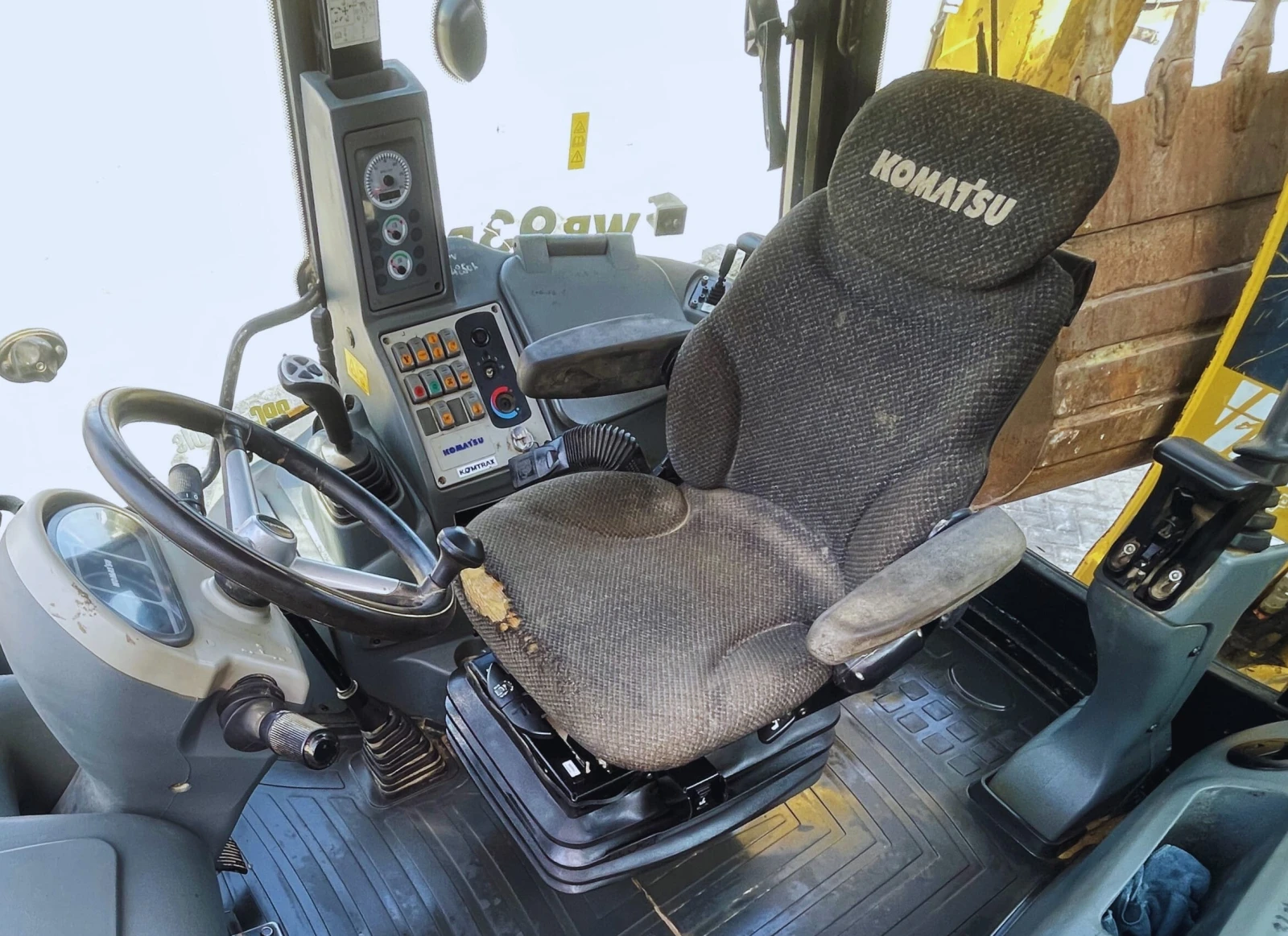 Багер Komatsu WB93R-5 - изображение 5