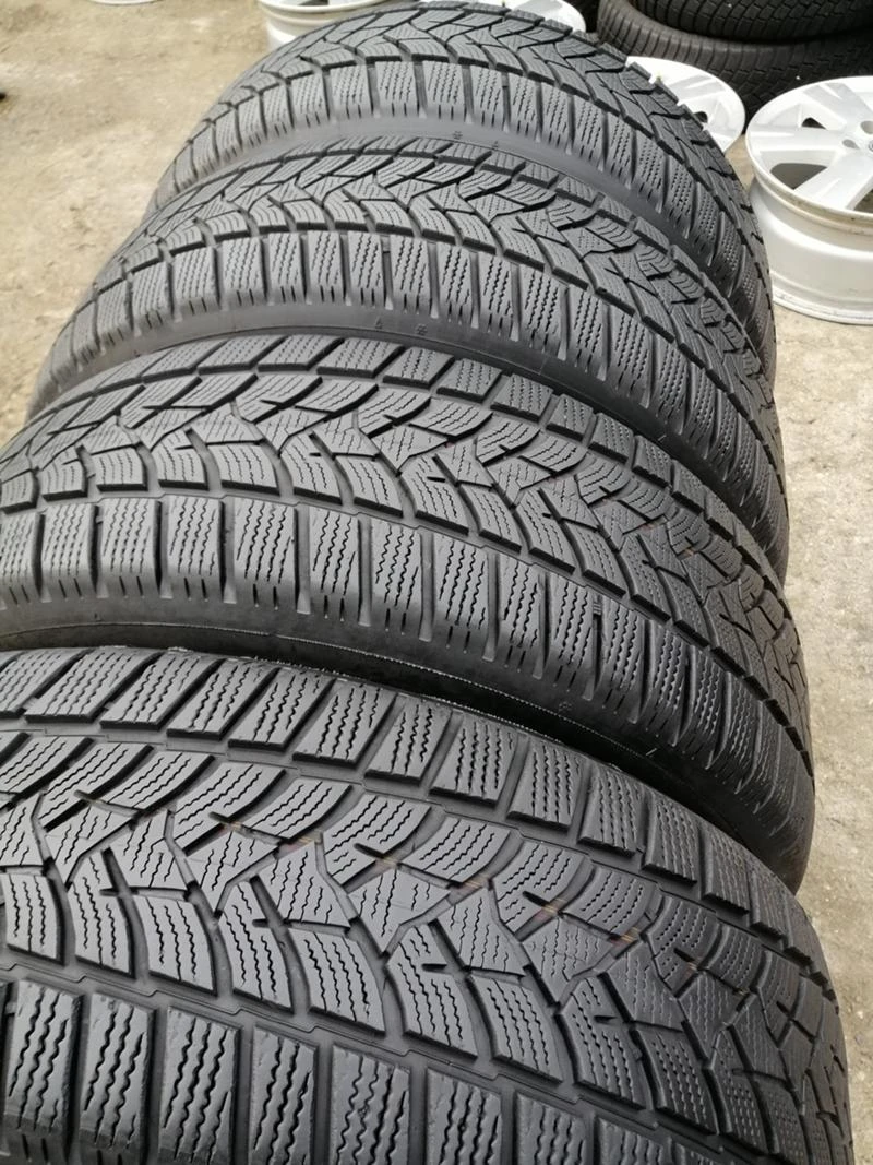 Гуми Зимни 215/60R17, снимка 3 - Гуми и джанти - 34902560