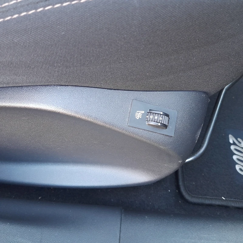 Peugeot 2008 1.6 Active, снимка 8 - Автомобили и джипове - 52794193