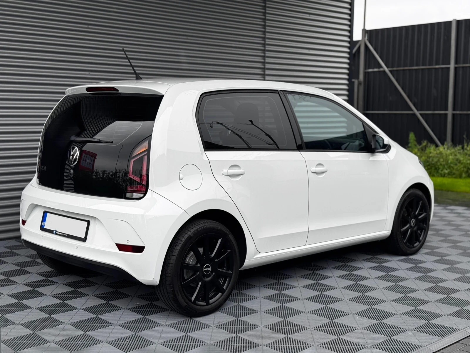 VW Up Заводска гаранция - изображение 2