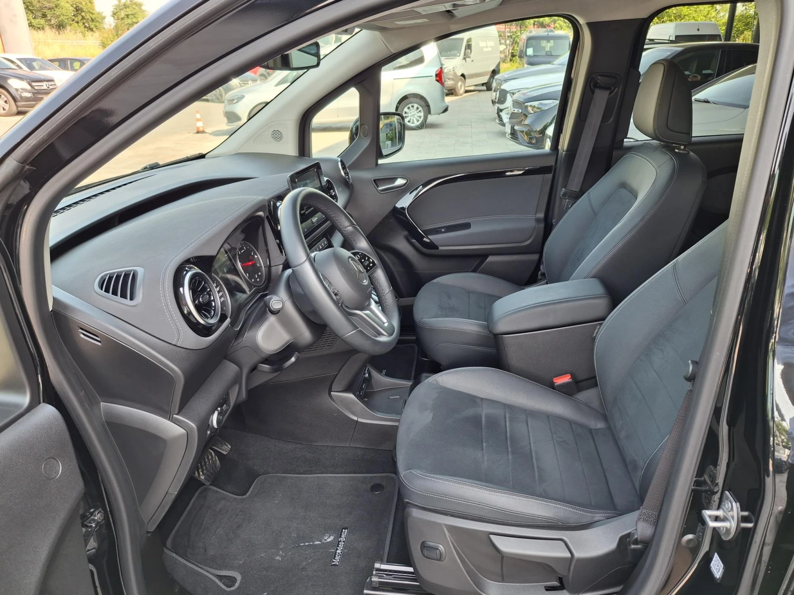 Mercedes-Benz T-класа 180d - изображение 7