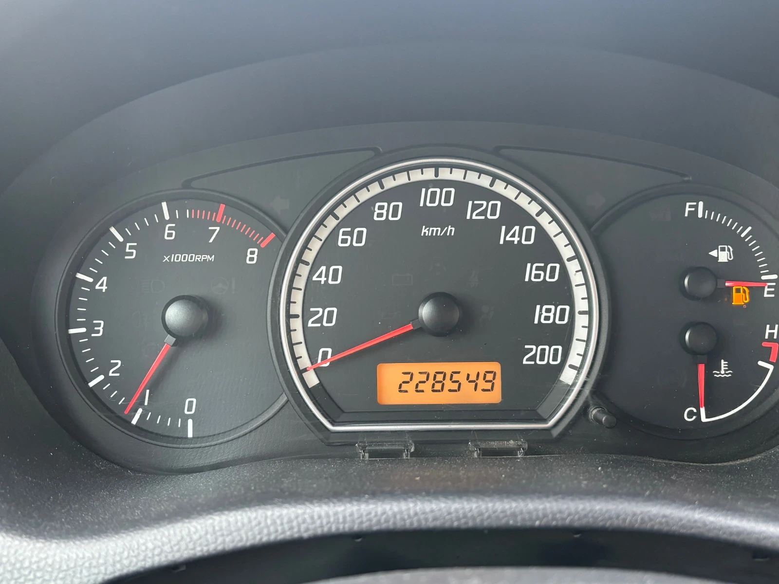 Suzuki Swift 1.3i 90 к.с, снимка 9 - Автомобили и джипове - 54057647