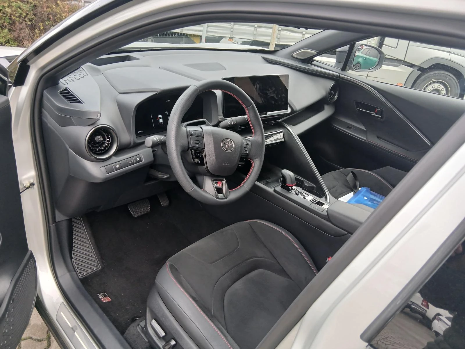 Toyota C-HR 2.0 HEV GR SPORT 4X4 PREMIERE EDITION НАЛИЧНА!!! - изображение 10