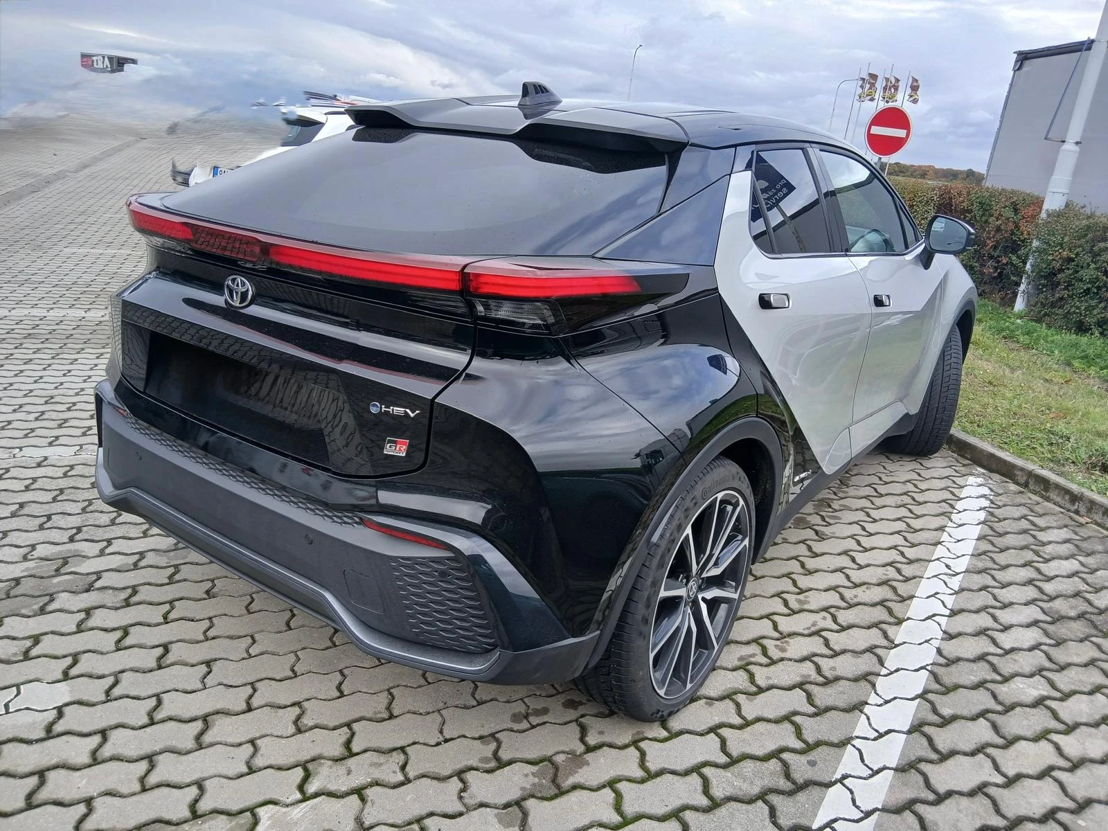 Toyota C-HR 2.0 HEV GR SPORT 4X4 PREMIERE EDITION НАЛИЧНА!!! - изображение 5