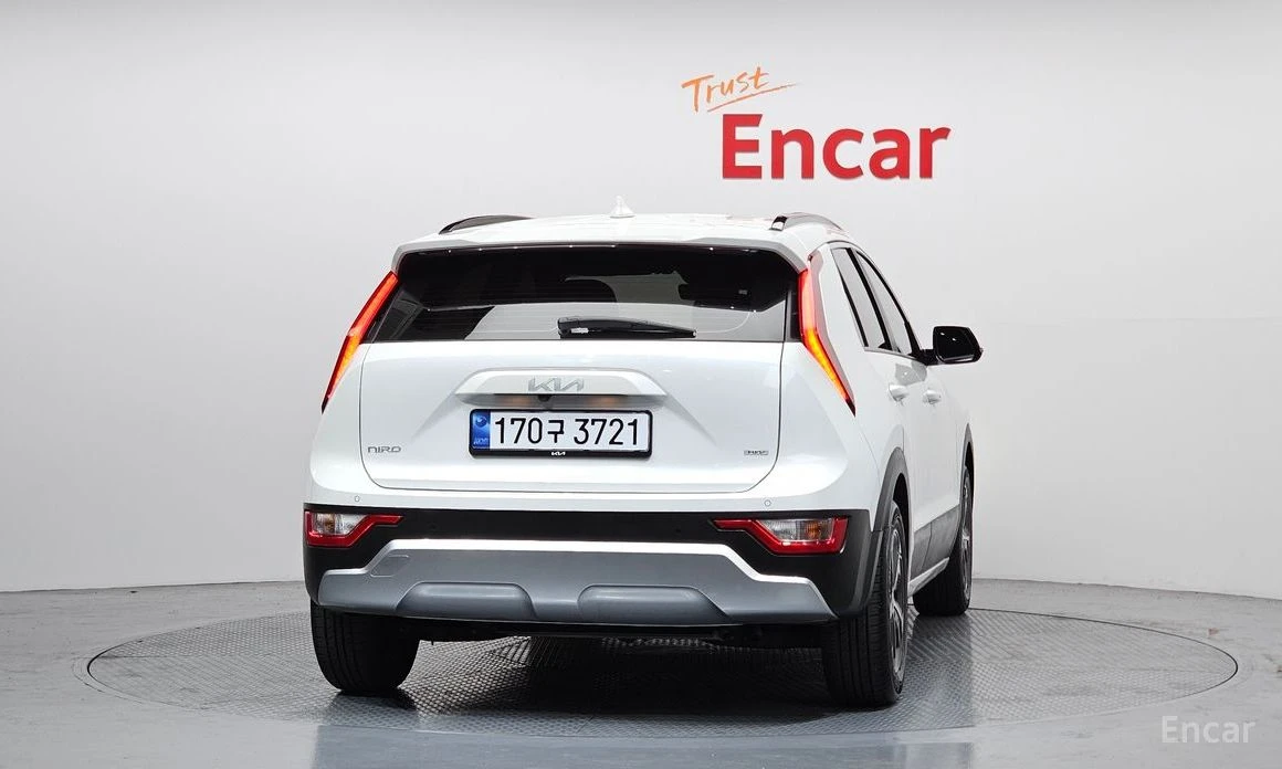 Kia Niro Trendy* ДИГ* ТАБЛО* КАМЕРИ* 360* KEYLESS* ПОДГРЕВ*, снимка 4 - Автомобили и джипове - 54214874