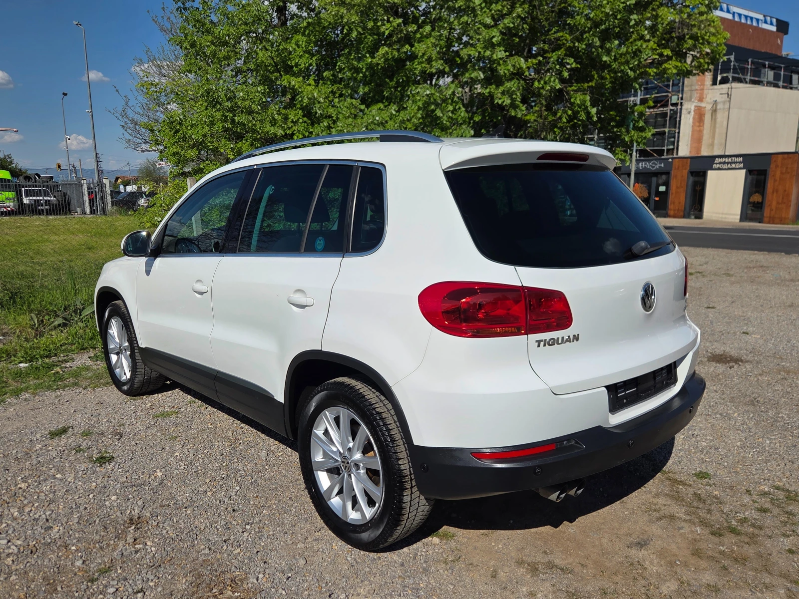 VW Tiguan 2.0TDI Highline* УНИКАЛЕН* , снимка 2 - Автомобили и джипове - 54438870