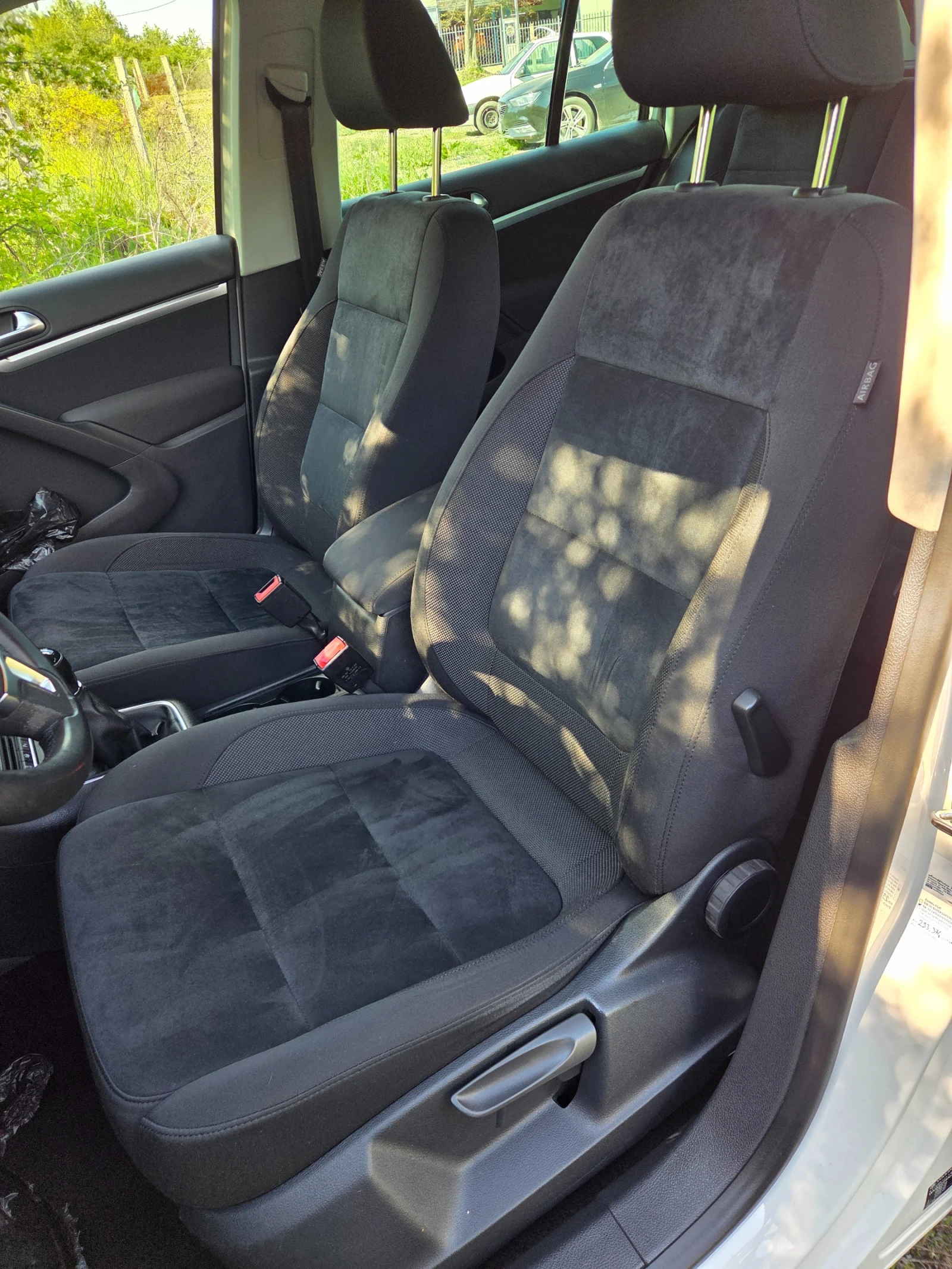 VW Tiguan 2.0TDI Highline* УНИКАЛЕН* , снимка 9 - Автомобили и джипове - 54438870