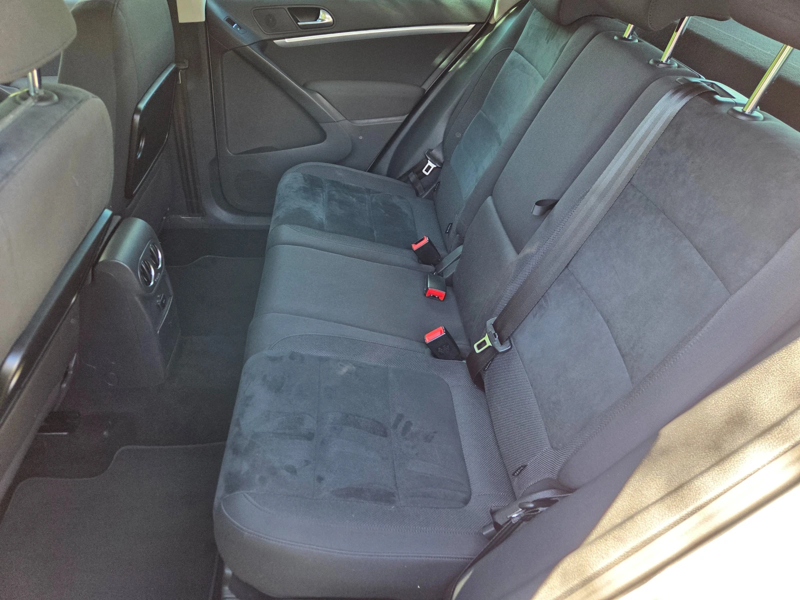 VW Tiguan 2.0TDI Highline* УНИКАЛЕН* , снимка 10 - Автомобили и джипове - 54438870