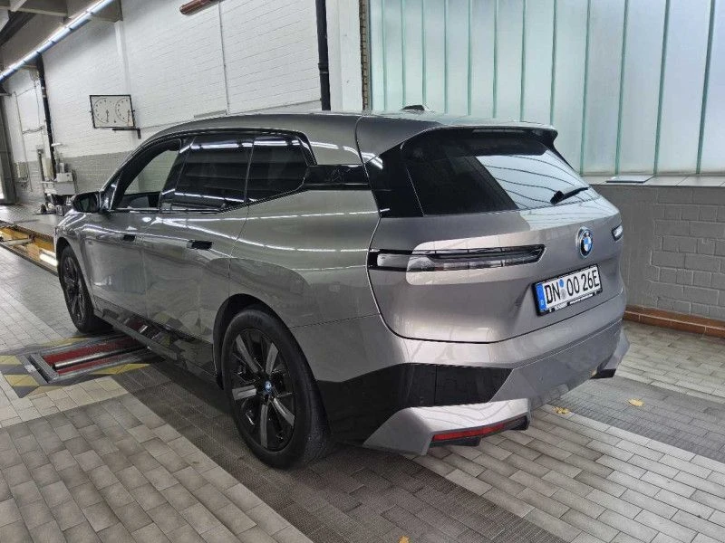 BMW iX xDrive40 / 21" / HUD / Laser LED / Professiona, снимка 4 - Автомобили и джипове - 53670650