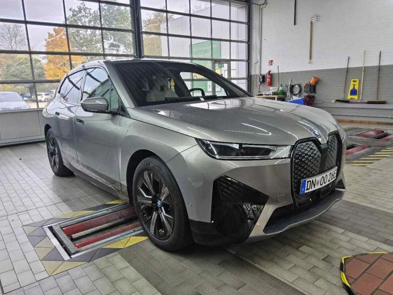 BMW iX xDrive40 / 21" / HUD / Laser LED / Professiona, снимка 3 - Автомобили и джипове - 53670650