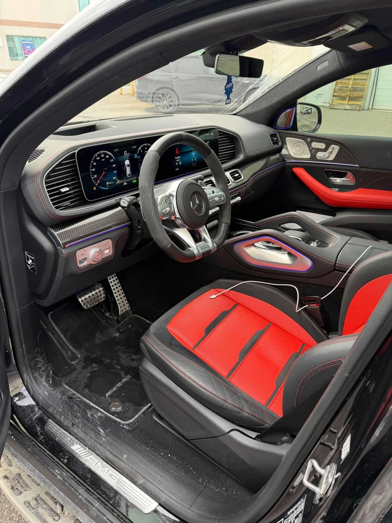 Mercedes-Benz GLE 63 S AMG * ДИСТРОНИК * 360 * ОБДУХВАНЕ * BURMESTER, снимка 16 - Автомобили и джипове - 53880152