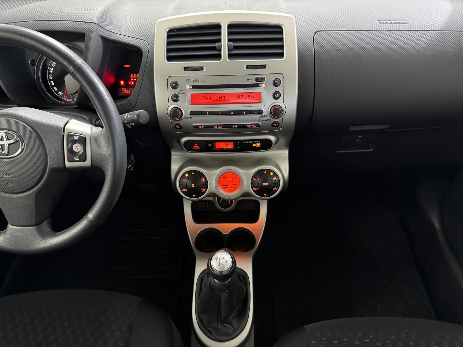 Toyota Urban Cruiser 1.4 D4D - AWD - LUXURY - 103.000 km!, снимка 13 - Автомобили и джипове - 54681876