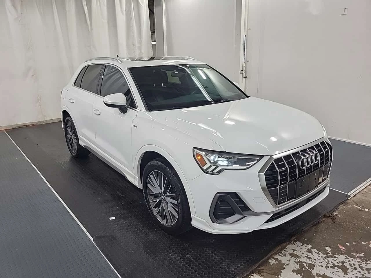 Audi Q3 * CARFAX* ПАНОРАМА* АВТОКРЕДИТ* , снимка 2 - Автомобили и джипове - 54845642