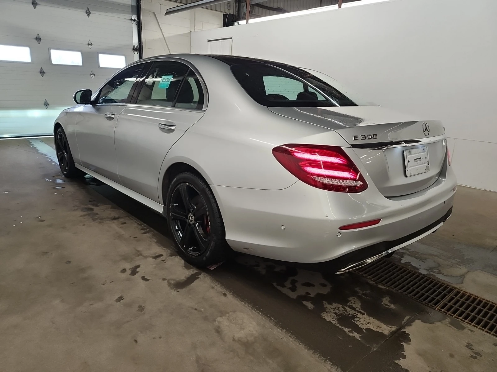 Mercedes-Benz E 300 CARFAX* ОПЦИЯ ЗА ФИНАНСИРАНЕ*  - изображение 4