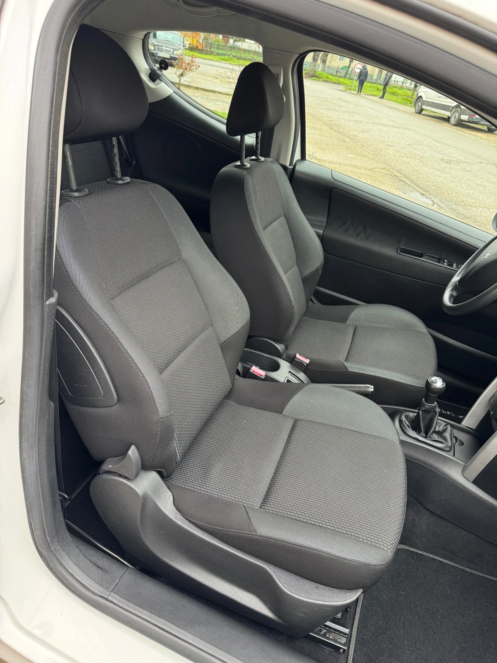 Peugeot 207 Peugeot 207 1.4 HDI, снимка 10 - Автомобили и джипове - 54084405