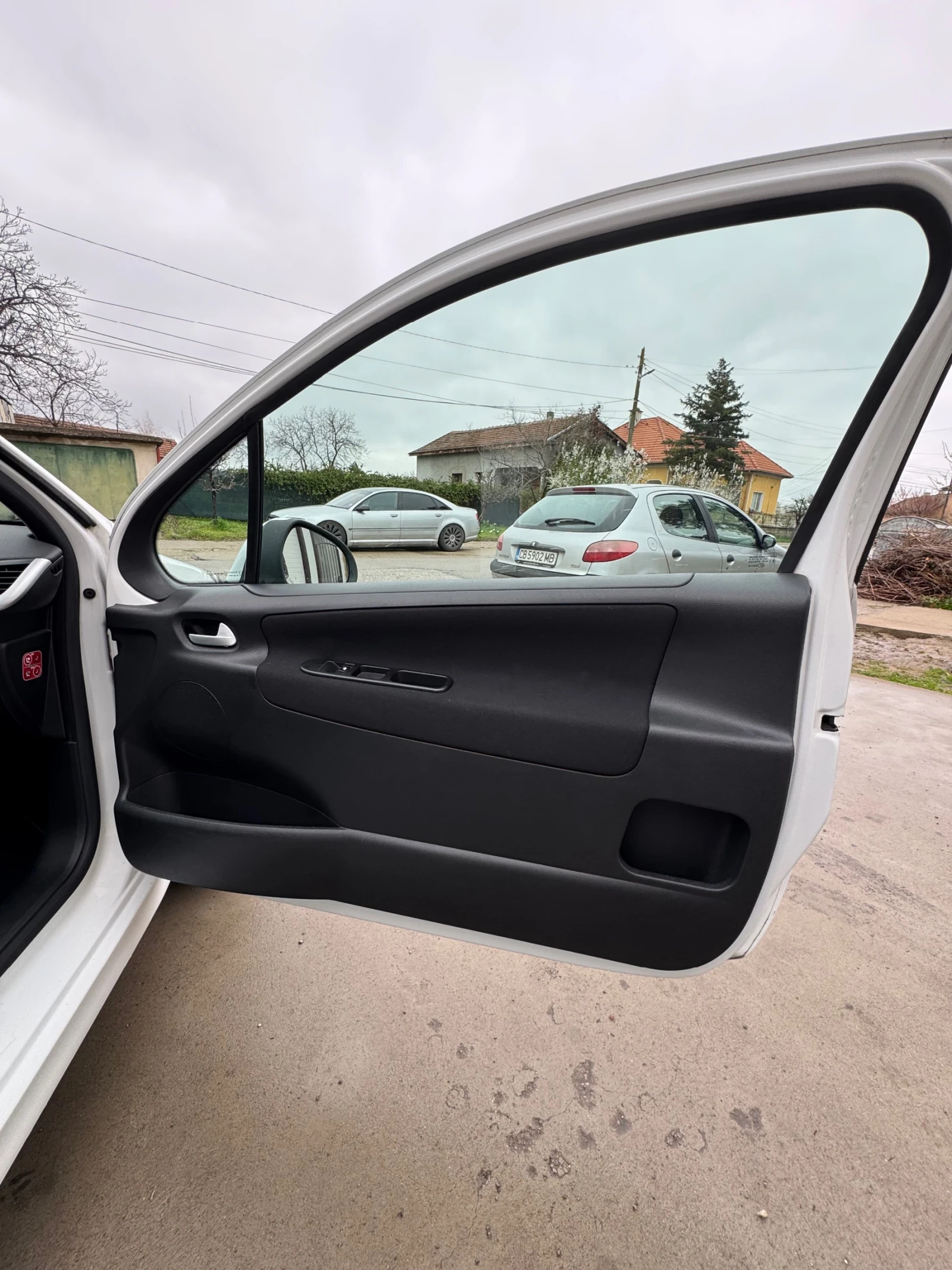 Peugeot 207 Peugeot 207 1.4 HDI, снимка 9 - Автомобили и джипове - 54084405