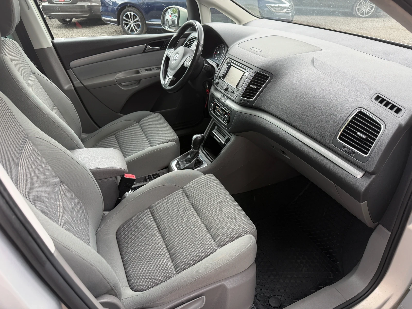 VW Sharan 2.0 TSI DSG, снимка 8 - Автомобили и джипове - 54528395