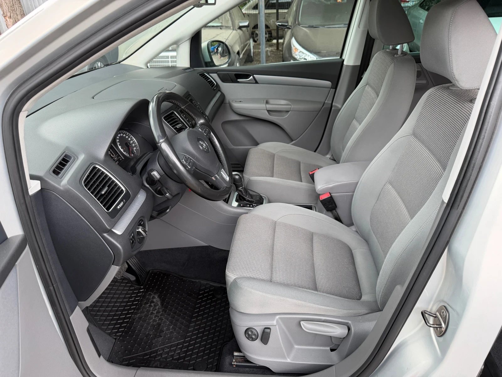 VW Sharan 2.0 TSI DSG, снимка 12 - Автомобили и джипове - 54528395
