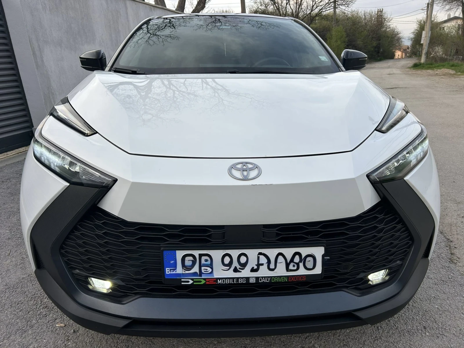 Toyota C-HR 1.8 HYBRID НОВ* ГАРАНЦИЯ* БЯЛА ПЕРЛА* 3.3L/100km, снимка 2 - Автомобили и джипове - 54184699