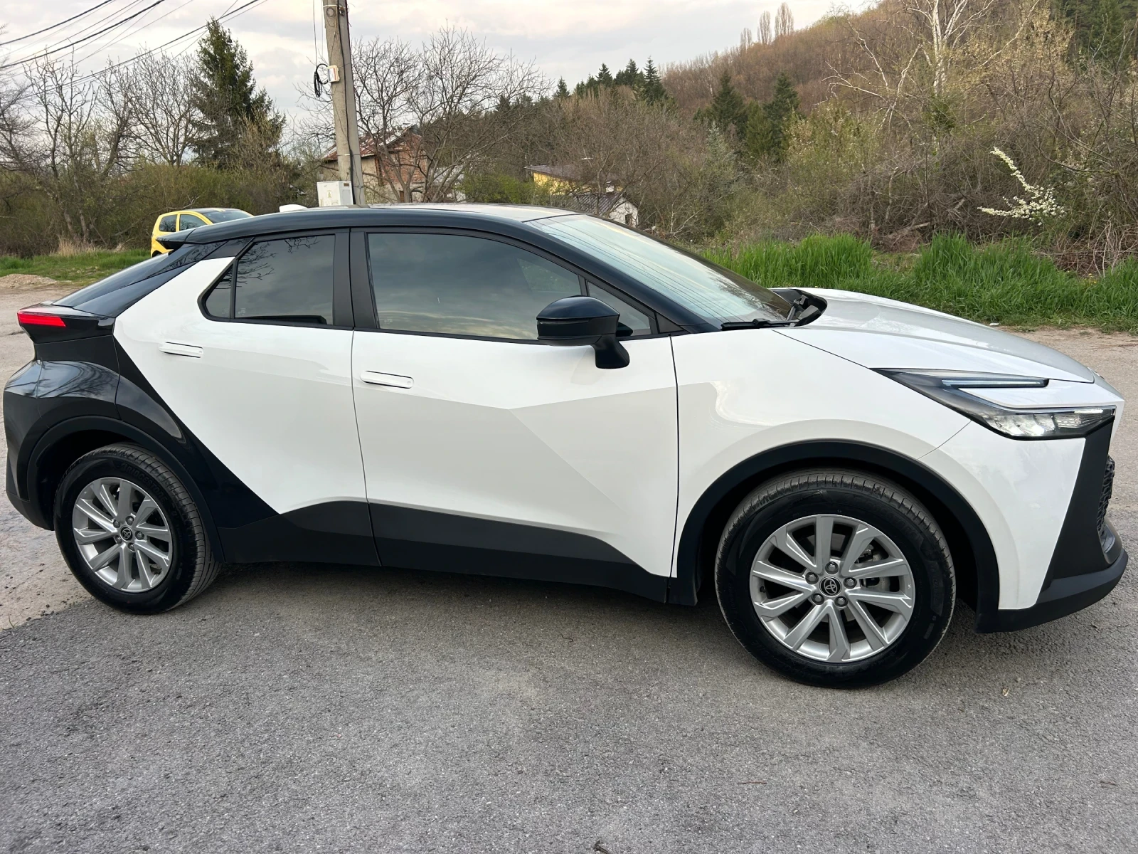 Toyota C-HR 1.8 HYBRID НОВ* ГАРАНЦИЯ* БЯЛА ПЕРЛА* 3.3L/100km, снимка 3 - Автомобили и джипове - 54184699